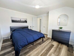 Room - Renovated 2BR Home with Parking & Fenced Yard – Minutes to Downtown Pittsburgh (Pittsburgh)