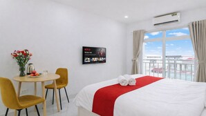 Studio – deluxe | Skrivebord, skrivebord for bærbar PC, wi-fi (inkludert) og sengetøy