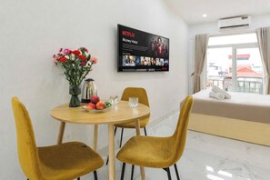 Deluxe-Studio | Schreibtisch, laptopgeeigneter Arbeitsplatz, kostenloses WLAN