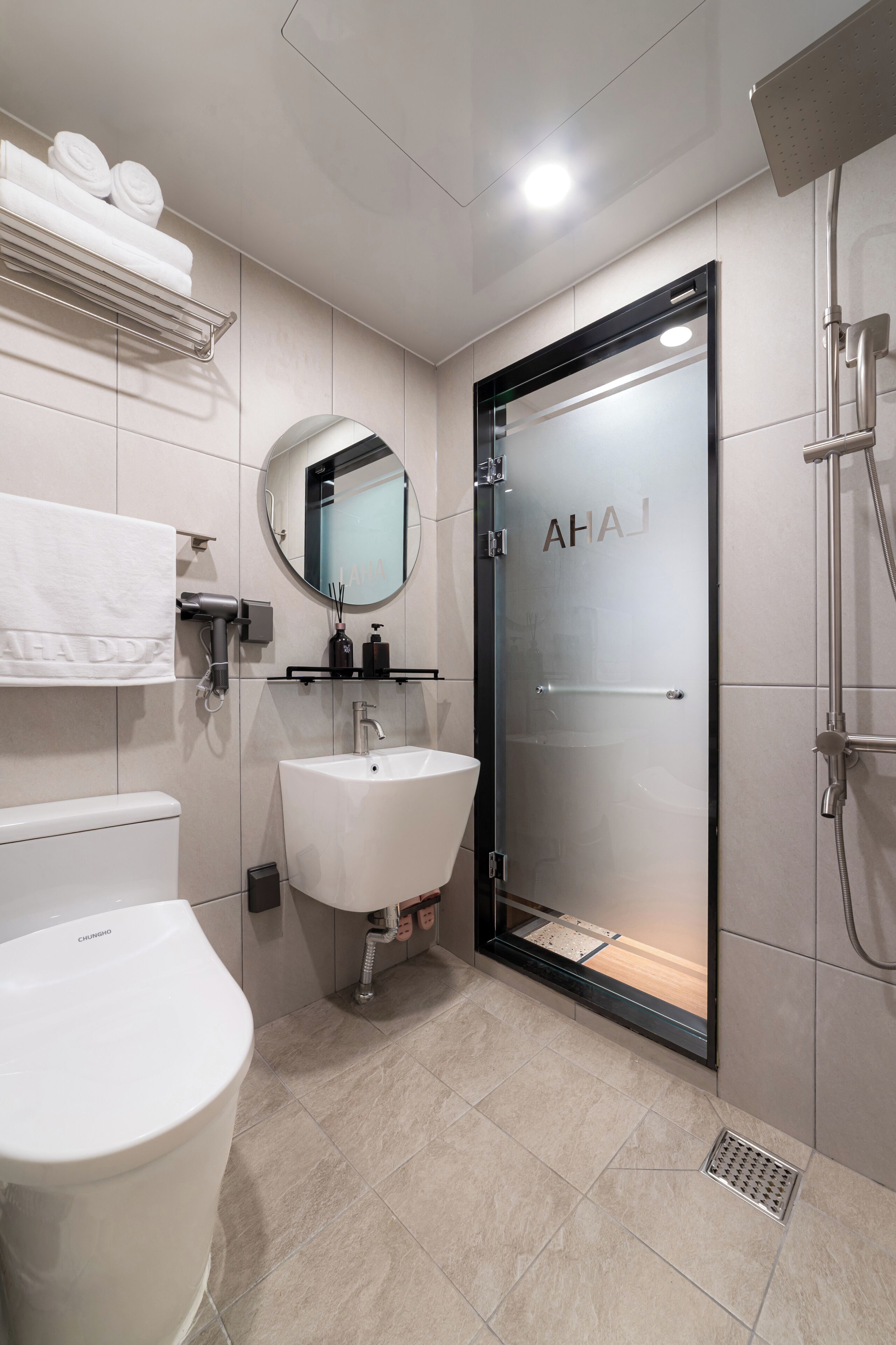 Deluxe vierpersoonskamer | Badkamer | Een douche, een haardroger, handdoeken, shampoo