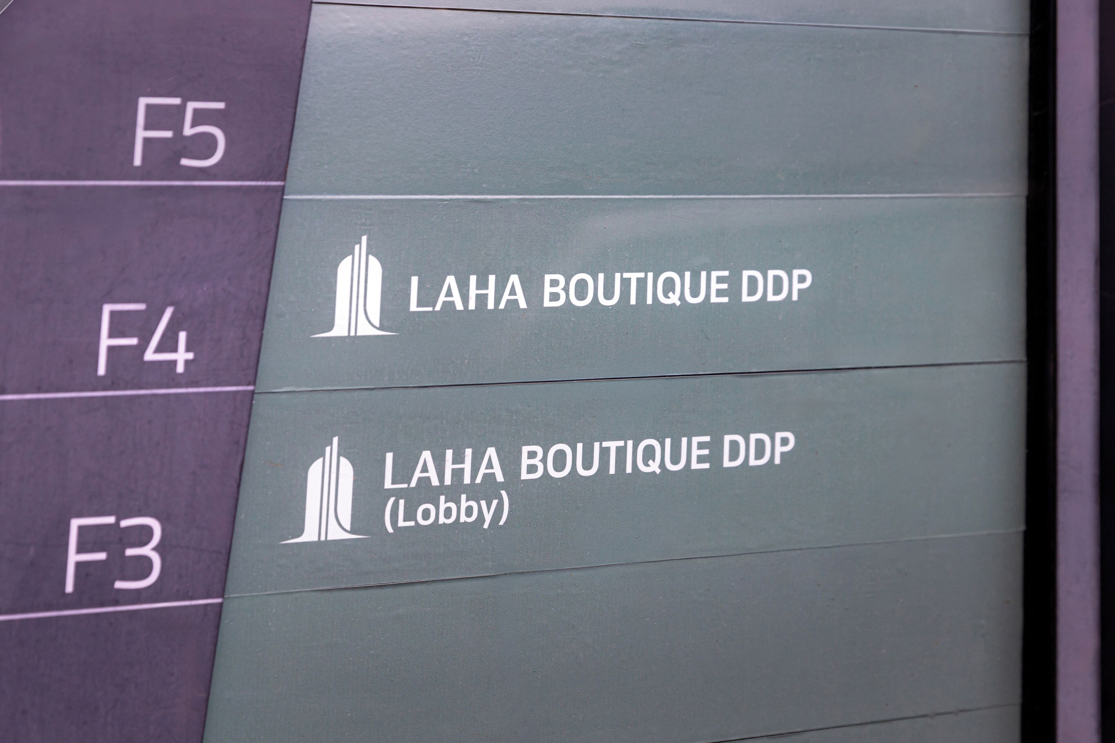 Señal con los números de piso F3 a F5 y el nombre 'LAHA BOUTIQUE DDP (Lobby)' que indica la ubicación del vestíbulo.