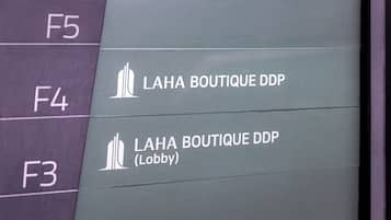 Señal con los números de piso F3 a F5 y el nombre 'LAHA BOUTIQUE DDP (Lobby)' que indica la ubicación del vestíbulo.