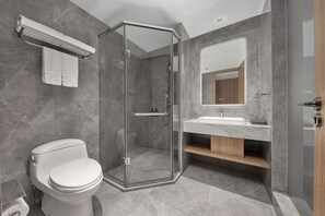 Superior tvåbäddsrum - utsikt mot staden | Badrum