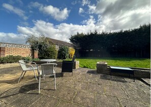 Outdoor dining - Eye Road Retreat (Peterborough)