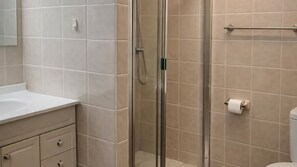 Bathroom - Resort Style Rock Pool Oasis Parent Room (Umina Beach)