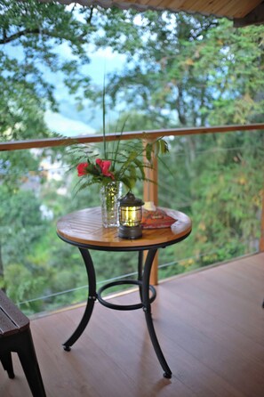 Quarto casal clássico, vista para a montanha | Opções para refeição ao ar livre