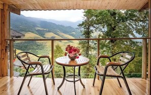 Classic-Doppelzimmer, Bergblick | Speisen im Freien