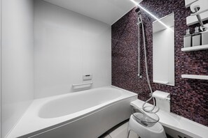 Apartment | Bathroom | Combined shower/tub, free toiletries, hair dryer, slippers