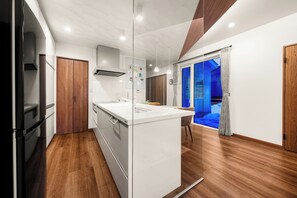 Departamento | Cocina privada | Refrigerador, microondas, parrilla de estufa y utensilios de cocina 