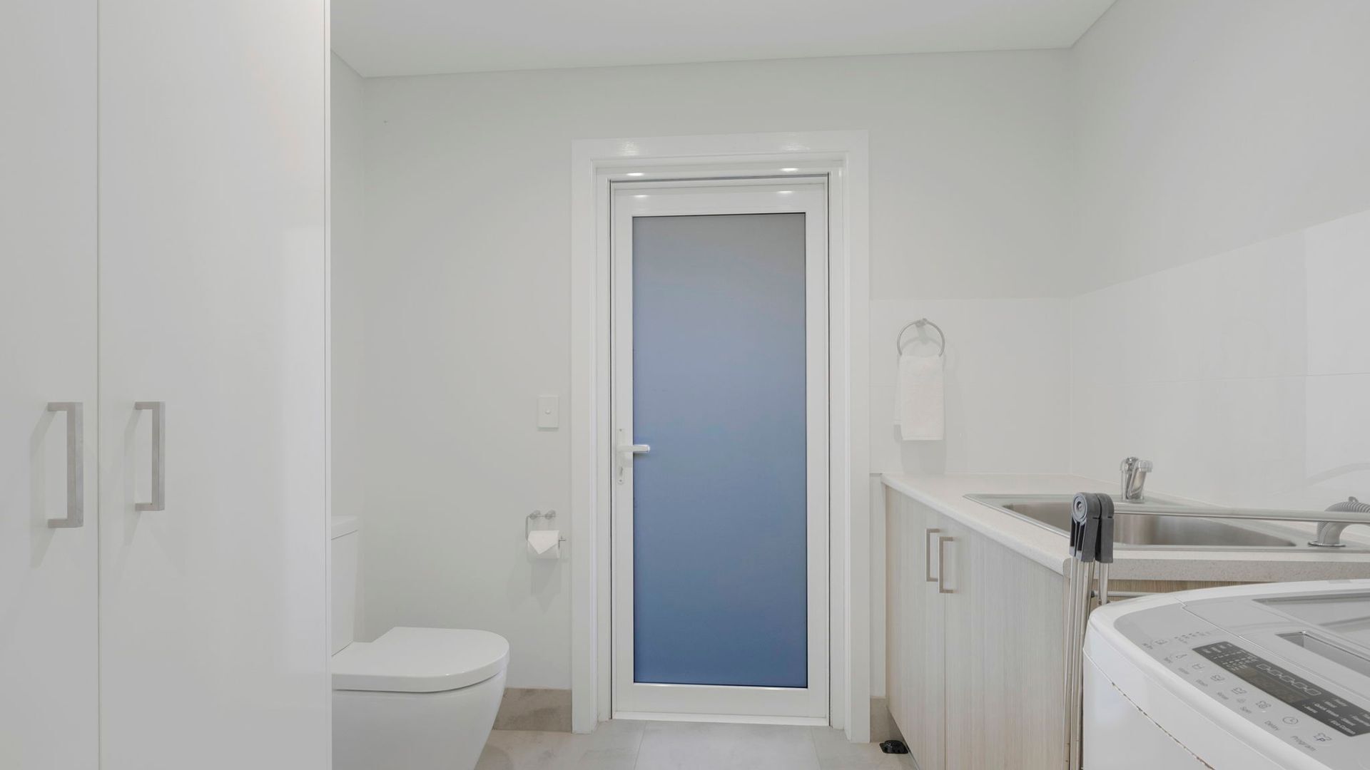 Ein Badezimmer mit Toilette, Waschbecken und Duschbereich.