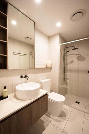 Shampoo, toilet paper - Byron Social on Jonson - Luxury Apartment in the Heart of Byron Bay + Rooftop pool (Byron)