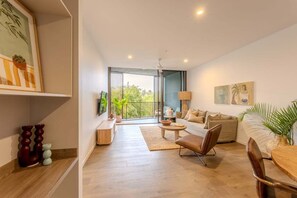 TV - Byron Social on Jonson - Luxury Apartment in the Heart of Byron Bay + Rooftop pool (Byron)