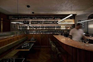 Bar (on property) - Byron Social on Jonson - Luxury Apartment in the Heart of Byron Bay + Rooftop pool (Byron)