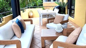 Outdoor dining - Walk to Beach - Boutique Beachside Townhouse (Toowoon Bay)