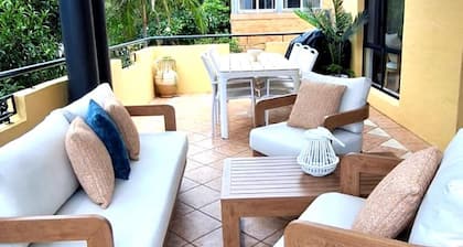 Walk to Beach - Boutique Beachside Townhouse