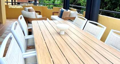 Walk to Beach - Boutique Beachside Townhouse