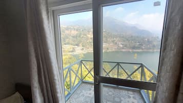 Departamento, balcón, vista al lago | Interior