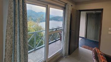 Lägenhet - balkong - sjöutsikt | Interiör