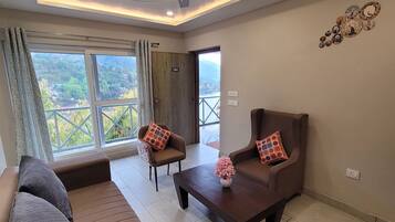 Apartment, Balkon, Seeblick | Wohnbereich