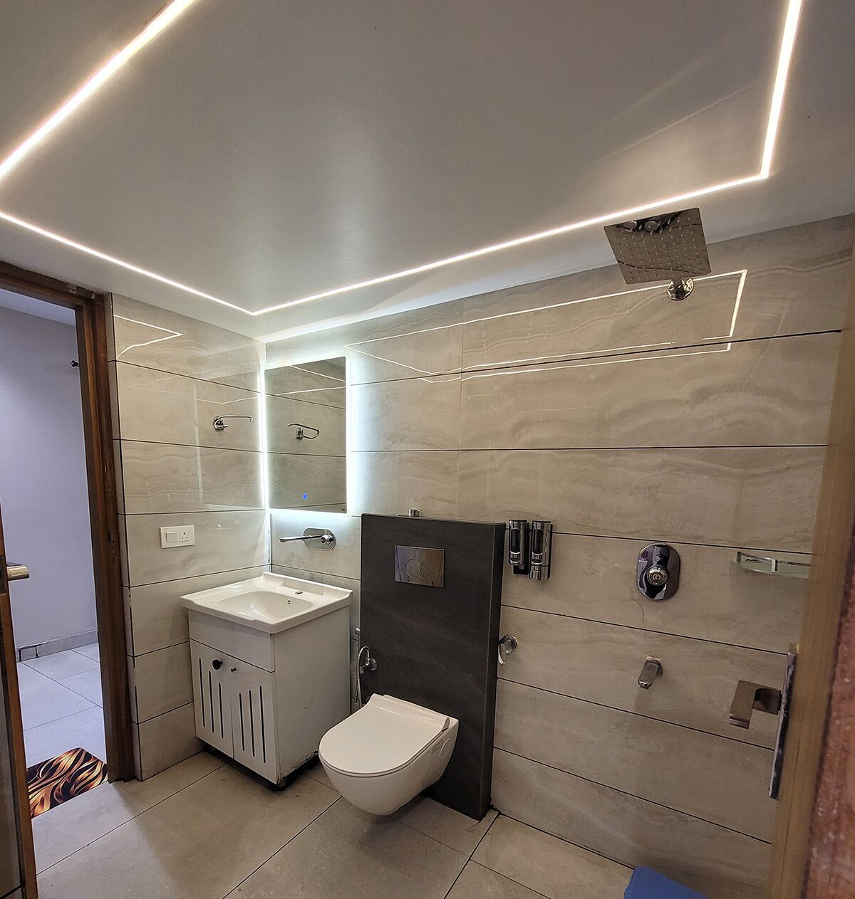 Une salle de bain moderne équipée de toilettes, d’un lavabo et d’une douche.