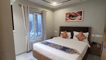 Premium Apartment, 1 King Bed, Balcony, Lake View