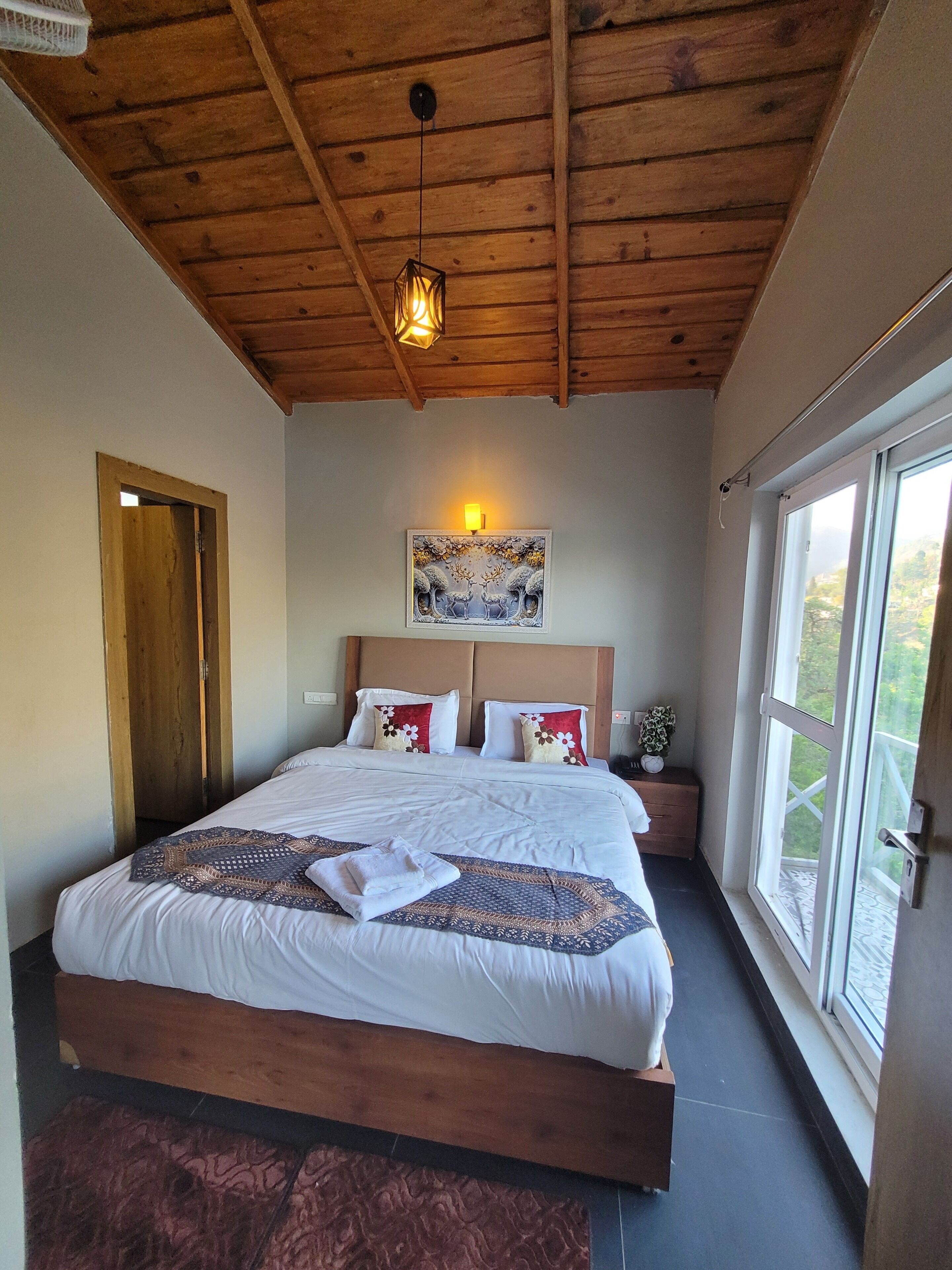 Premium Apartment, 1 King Bed, Balcony, Lake View