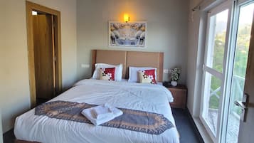 Premium Apartment, 1 King Bed, Balcony, Lake View