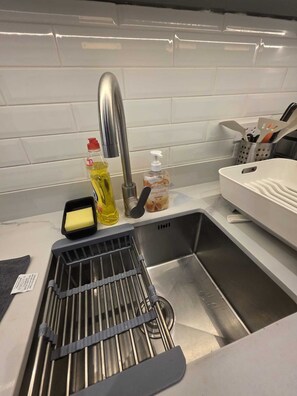 Fridge, microwave, stovetop, electric kettle - Royal Executive Studio in central BGC (Taguig)