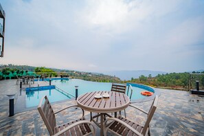 Outdoor pool - Ritz Valley Resort (Mahabaleshwar)