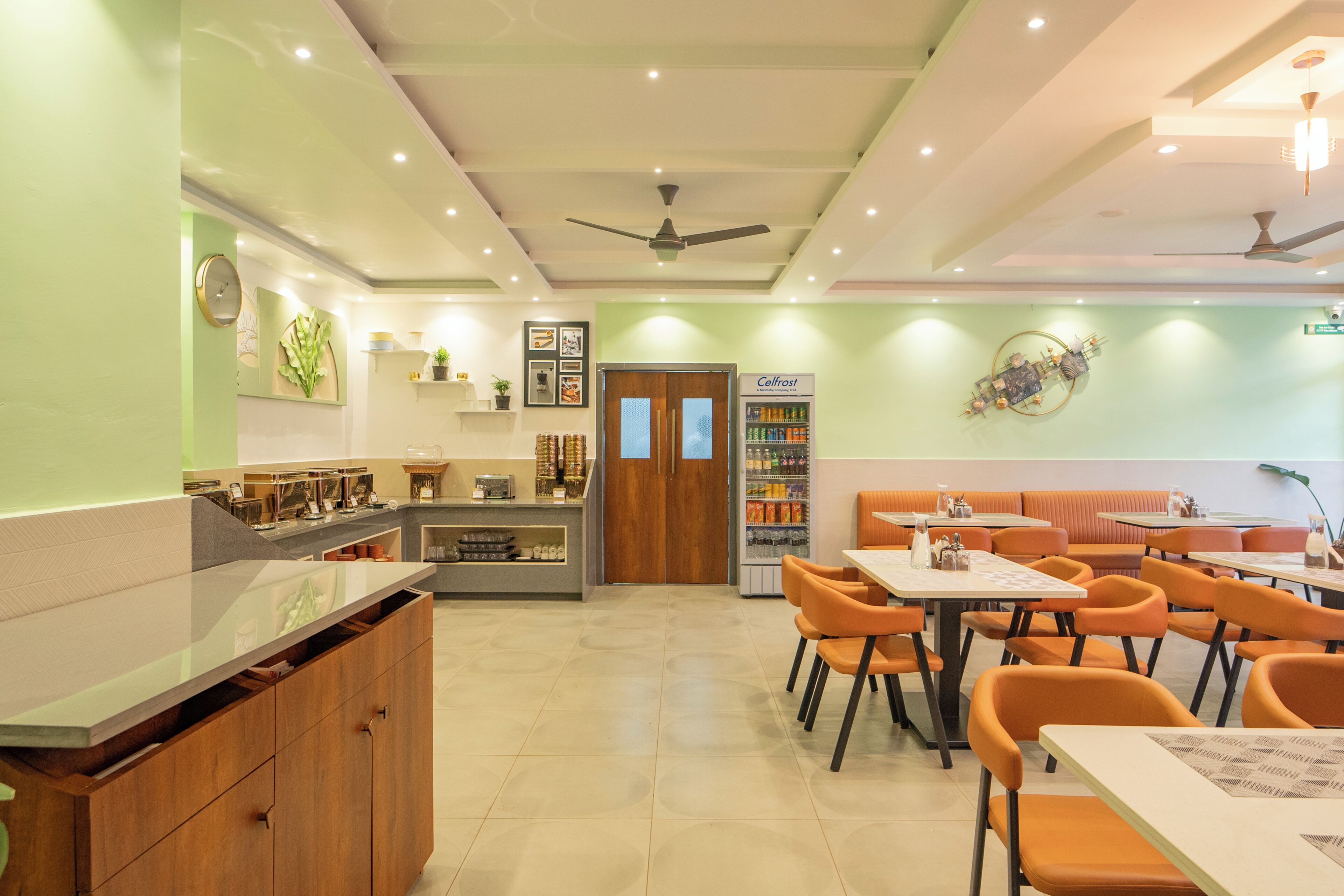 Un restaurant avec un comptoir, un espace pour s’asseoir et un ventilateur de plafond.