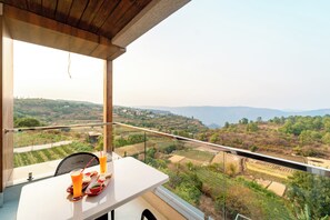 Chambre double, vue sur la vallée