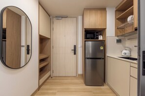 Comfort Studio, 1 Bedroom, Balcony, Courtyard View | Private kitchen