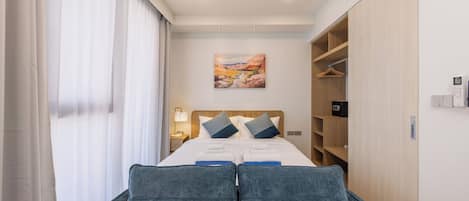 Estúdio conforto, 1 quarto, sacada, vista para o pátio