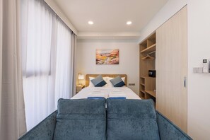 Estúdio conforto, 1 quarto, sacada, vista para o pátio | Ferros/tábuas de passar roupa, Wi-Fi de cortesia