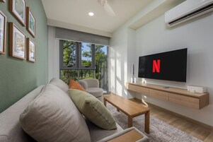 舒适套房, 阳台, 公园景观 | 起居区