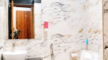 Camera doppia | Bagno | Doccia, sapone, shampoo, carta igienica