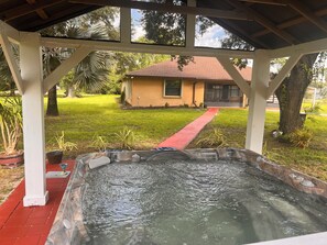 Outdoor spa tub - Casa las Brisas, with an outdoor hot tub and a lovely place to relax  (Lehigh Acres)