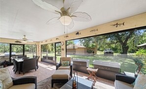 Outdoor dining - Vrbo Property (Lehigh Acres)