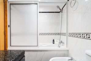 Douche, sèche-cheveux, serviettes fournies
