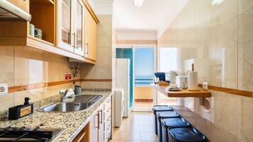 Coffee/tea maker, fridge, microwave, oven