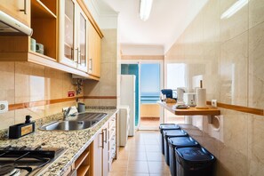 Fridge, microwave, oven, coffee/tea maker - GuestReady - Charming getaway near scenic views (Estreito de Câmara de Lobos)