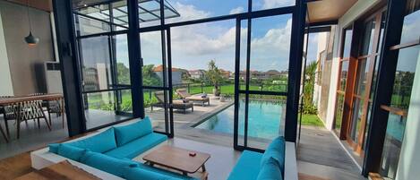 Villa – grand, 4 soverom, bassengutsikt | Oppholdsområde