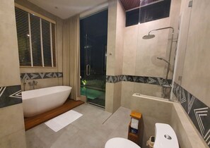 Grand Villa, 4 Bedrooms, Pool View | Bathroom | Towels, soap, shampoo, toilet paper - Casa Esquina - East Wing (Canggu)