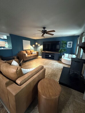 Smart TV - Modern Oak Adventure Retreat • 3BR + Fire Pit+ Sleeps 7-Pet Friendly (Atascadero)