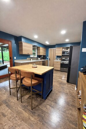 Private kitchen - Modern Oak Adventure Retreat • 3BR + Fire Pit+ Sleeps 7-Pet Friendly (Atascadero)
