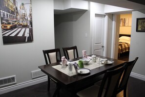 House, 2 Bedrooms | Dining - Cozy 2-bedroom House Rental in Brampton's Mount Pleasant (Brampton)