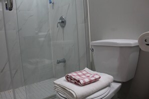 House, 2 Bedrooms | Bathroom - Cozy 2-bedroom House Rental in Brampton's Mount Pleasant (Brampton)