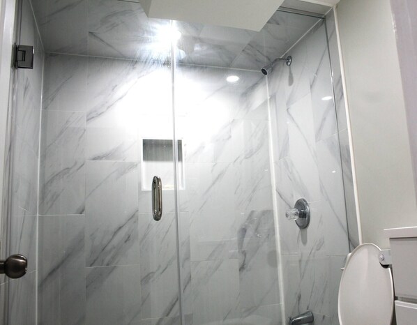 House, 2 Bedrooms | Bathroom - Cozy 2-bedroom House Rental in Brampton's Mount Pleasant (Brampton)