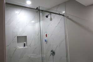 House, 2 Bedrooms | Bathroom - Cozy 2-bedroom House Rental in Brampton's Mount Pleasant (Brampton)