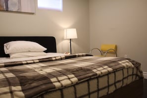 House, 2 Bedrooms - Cozy 2-bedroom House Rental in Brampton's Mount Pleasant (Brampton)